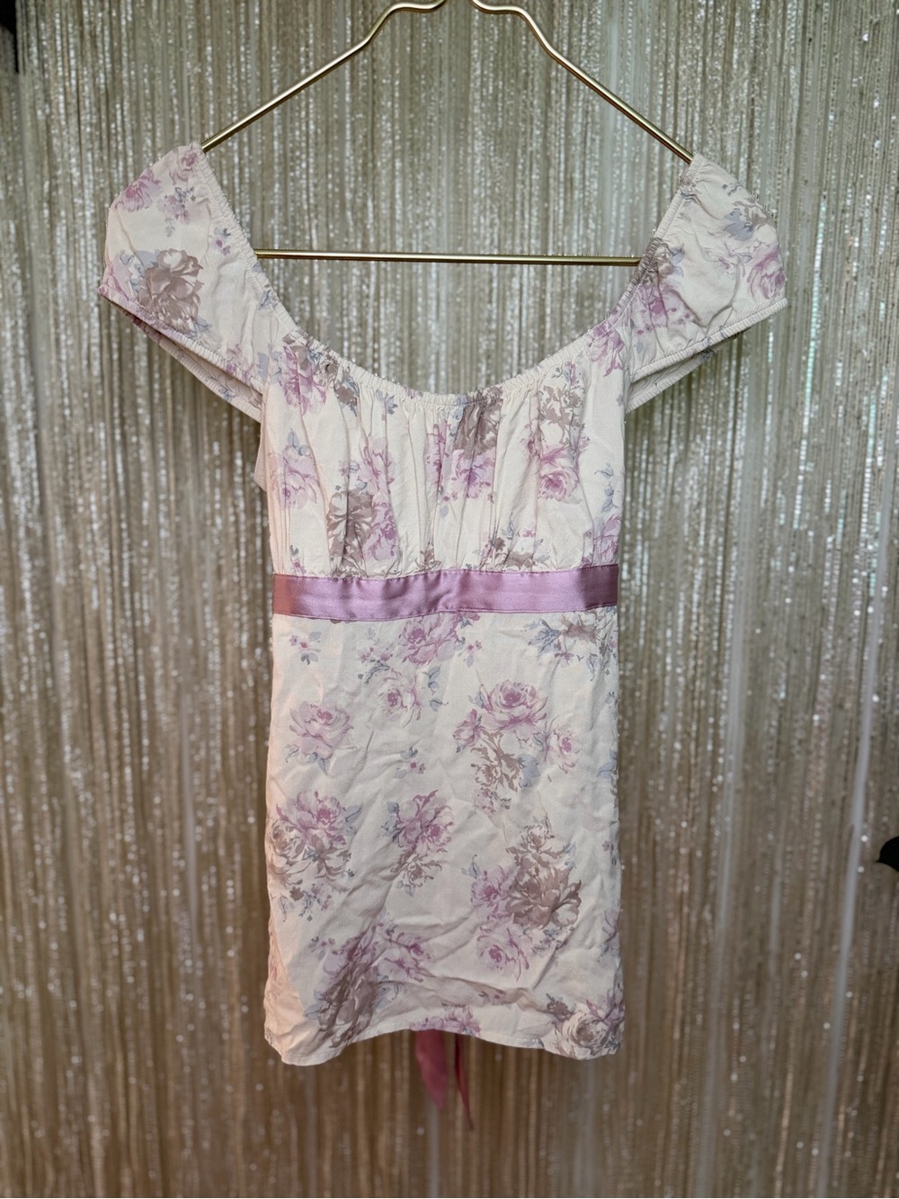 Hollister Easy Satin Tie Babydoll Top in White Floral, size Small. Creamy white